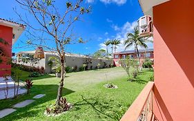 Flat frente praia de Taperapuã, atravessou a rua está na praia, com piscina, sauna e café da manhã como cortesia